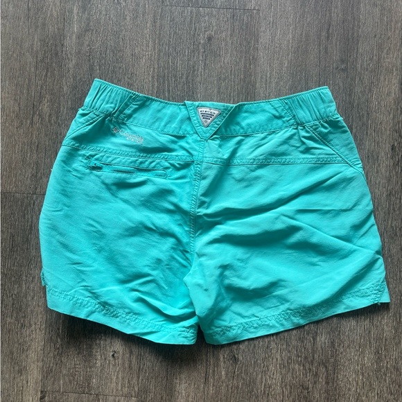 Columbia Women's Aqua Cargo Shorts - Picture 3 of 4